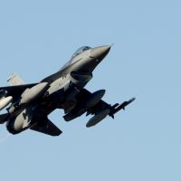 Polonia: Un pilot a murit după ce un avion F-16 s-a prăbușit în timpul unui exercițiu pentru un show aerian. (…)