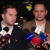 „Nimeni nu rămâne pe străzi” asigură prefectul și primarul interimar după ce sute de oameni au fost evacuați în urma (…)