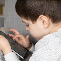 STUDIU: Efectele expunerii copiilor la ecrane. Medicul pediatru Mihai Craiu: „Mai mult de 40% din acești copii aveau (…)