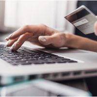 SONDAJ: Patru din zece români intervievați vor cheltui mai puțin în acest an de Black Friday. Doar 11% estimează că (…)