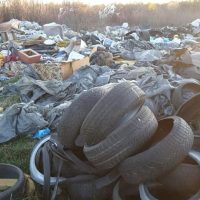 Proiectul care interzice aducerea de deșeuri în România cu etichetă de haine second-hand, lansat în dezbatere publică