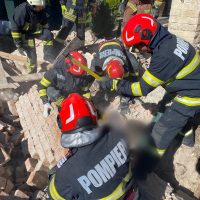 Doi bărbați au fost prinși de zidul unei case din Câmpina unde făceau lucrări de consolidare. Unul dintre ei nu a (…)