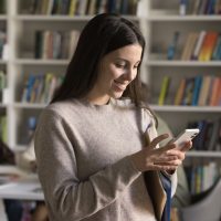 Franța: Emmanuel Macron propune interzicerea telefoanelor mobile în licee. Măsura este deja aplicată pentru elevii (…)