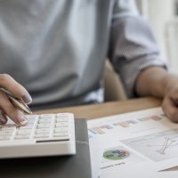 ANRE: Zeci de mii de români au schimbat furnizorul de energie electrică în luna iunie, ca urmare a expirării (…)