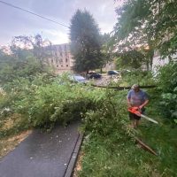 Furtună în județul Hunedoara: acoperișul unui bloc din Deva a fost luat de vânt