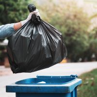 Stare de alertă în 65 de localități din Bacău, după ce nu mai are cine să ridice gunoiul