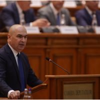Moțiunea împotriva Guvernului Bolojan, supusă la vot. Premier: „Îi întreb pe colegii din Opoziție: în afară de un (…)