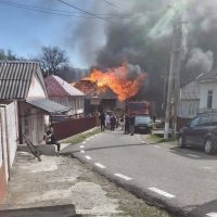 Vrancea: Incendiu la 11 case de lemn din Soveja | Intervenția este îngreunată de vântul puternic | AUDIO