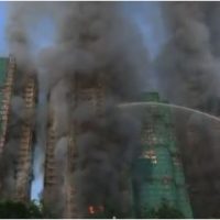 China: Mai multe blocuri dintr-un complex rezidențial din Hong Kong au fost cuprinse de un incendiu de proporții. (…)