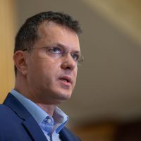 Dispute în coaliție privind reducerile salariale de 10% din administrația centrală. Ministrul Apărării: „Eu cu asta (…)