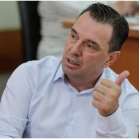 În plină criză financiară a țării, primarul din Cernavodă vrea concerte cu manele de zilele orașului. 400.000 de (…)