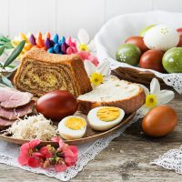 Masa de Paște, simbol al bucuriei. Arhiepiscopul Clujului: „Mamele și bunicile noastre ne pregătesc bunătățile cele&nbsp;(…)