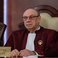 Judecătorii CCR care își termină mandatul ar putea primi indemnizații de 36.000 de euro, deși astfel de plăți au (…)