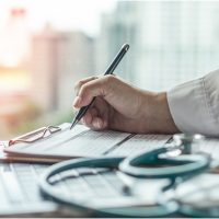 Medic cardiolog din Oradea, trimis în judecată pentru luare de mită în formă continuată: Emitea decizii medicale (…)