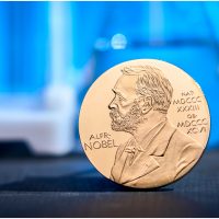Premiul Nobel pentru Economie în 2026, acordat economistului Robert E. Hall și profesorului Michael Woodford „pentru&nbsp;(…)