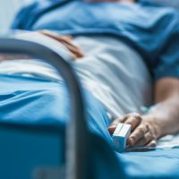 Femeie cu arsuri pe 50% din corp după o explozie într-o locuinţă din județul Neamț