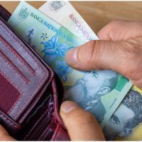 Românii strâng cureaua odată cu majorările de TVA: „M-am lăsat de fumat ca să fac o economie” / „Aștept cu interes (…)