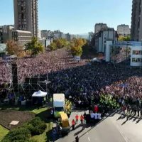 Zeci de mii de oameni au venit la o manifestație în orașul Novi Sad, Serbia, la un an după accidentul mortal din (…)