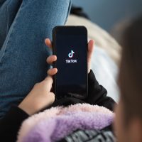 Studiu: Copiii sub 16 ani, expuși la conținut nociv pe rețelele sociale. Adolescenții sunt asaltați de clipuri (…)