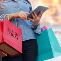 STUDIU: Unul din trei români vrea să cheltuiască mai mult de 3.000 de lei de Black Friday | AUDIO