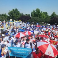 Sindicaliștii din educație din toată țara protestează în fața Parlamentului: “Multe cadre didactice vor rămâne fără (…)