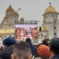 Zeci de mii de pelerini au participat la sfințirea picturii Catedralei Națională. Mulți au venit de la Eparhiile din (…)