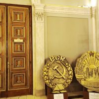 Însemne ale comunismului – expuse la Opera Națională București. Este vorba de Stema Partidului Comunist Român, cu (…)
