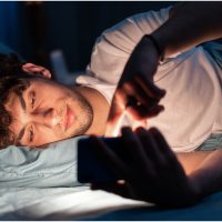 STUDIU: Utilizatorii de rețele sociale care publică postări noaptea sunt mai predispuși la depresie și anxietate. (…)