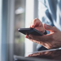 Smartphone-urile, tot mai scumpe. Livrările globale au scăzut cu peste 10% în al doilea trimestru din 2026 | AUDIO