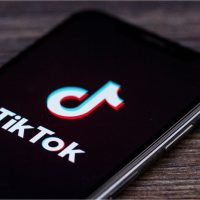O nouă modă pe TikTok determină tinerii să inițieze apeluri false la 112. Adolescentă din Vrancea amendată după ce a (…)