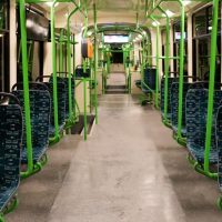 București: Cinci oameni au ajuns la spital după ce un tramvai a intrat într-un autobuz