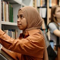 Austria interzice fetelor sub 14 ani să poarte vălul islamic la școală. Familiile riscă amenzi de până la 800 de (…)