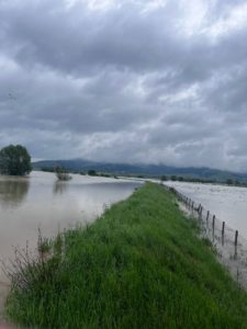INHGA: Cod galben de inundaţii în 12 bazine hidrografice, până sâmbătă dimineaţa