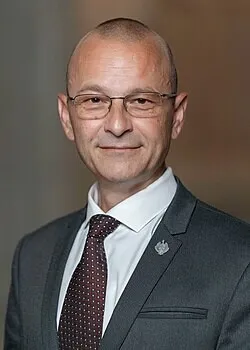 Un deputat AUR acuză modul în care primarul Timișoarei primește cetățenia română: Dominic Fritz „sare rândul” la (…)