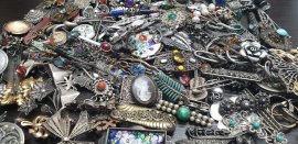 O femeie a cumpărat o pereche de cercei vechi la preț de chilipir, dar a rămas fără cuvinte când a aflat cât valorează