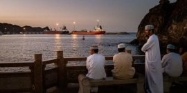 Cel puțin două nave legate de Iran fac cale întoarsă în Strâmtoarea Ormuz; alte șase nave obligate să se retragă