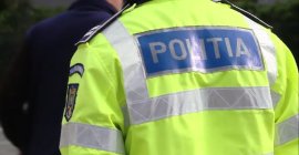 Un bărbat a fost atacat cu bâte, furci şi topoare, pentru că a ajutat poliţia cu privire la o presupusă infracţiune