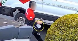 Cum fură un livrator un iPhone de 1.500 de euro. Păgubitul a prezentat dovada video după ce fusese anunțat că a&nbsp;(…)