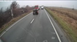 Accidentul de lângă Lugoj, surprins de camere. Gestul inexplicabil făcut de şofer în ultima clipă, totul putea fi evitat