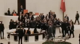 VIDEO Scene fără precedent în Parlamentul din Turcia: Bătaie și deputați luați la pumni în plen