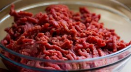 Alertă alimentară în România: Carne tocată de pui, posibil contaminată cu Salmonella, retrasă de la vânzare