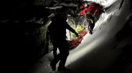 O familie cu trei copii, salvată după ce a rămas înzăpezită în munți, noaptea