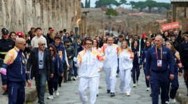 Jackie Chan a purtat flacăra olimpică prin ruinele orașului Pompeii