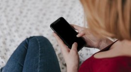 O minoră sechestrată a fost salvată după ce a folosit funcția SOS a telefonului. Află cum o poți activa