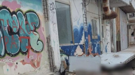 Scenă tulburătoare în Grecia: O turistă a murit după ce un balcon a zdrobit-o, în fața celor trei copii mici