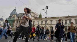 Prăbușire istorică a încrederii! Românii întorc spatele statului, NATO și UE: Scăderi record de 20%.