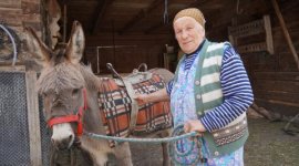 Străbunica Maria din Țara Colibelor, ciobănița care le pune bucate pe masă drumeților