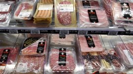 Studiu: Alimentele ultraprocesate stimulează consumul și trebuie reglementate ca țigările