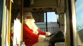 Surpriză pentru bucureșteni: Moș Crăciun conduce autobuzele și tramvaiele din Capitală