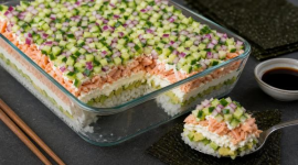 Sushi la caserolă, noua rețetă virală: rapid, accesibil și fără rulare complicată